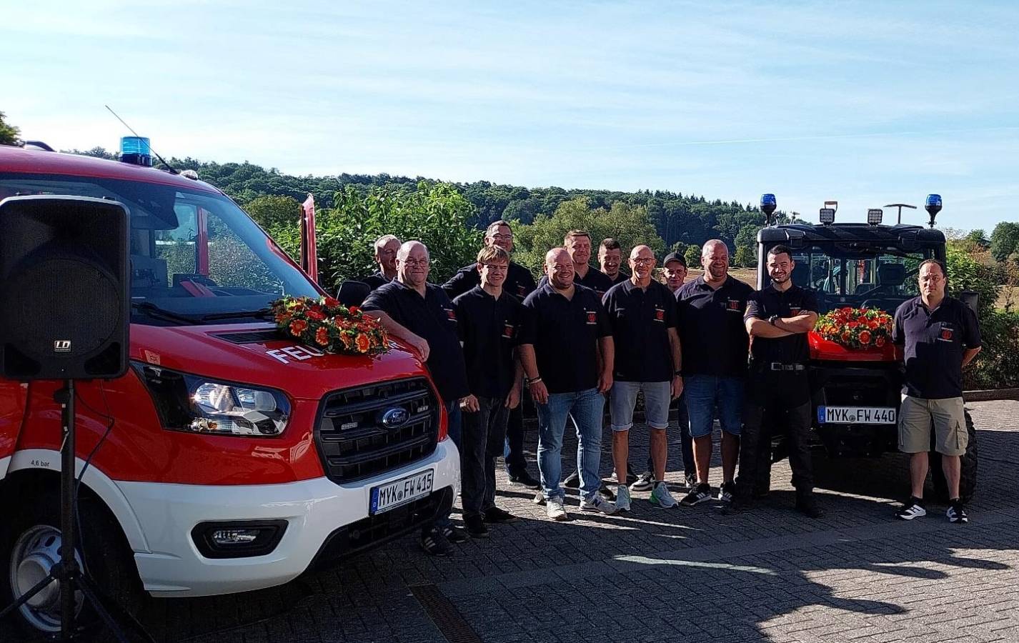 Die Kameraden der Löschgruppe Keldung-Wierschem mit ihren neuen Fahrzeugen